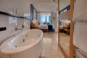 En eller flere senger på et rom på Oceans Mooloolaba
