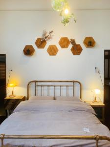 台南的住宿－六宿民宿，一间卧室配有一张床和两张带台灯的桌子。