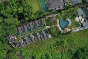 an overhead view of a yard with a pool at Lalasa Villas Canggu in Canggu