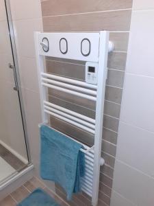 a towel rack in a shower in a bathroom at Studio Centre - Tout Confort - Tout à pied in La Baule