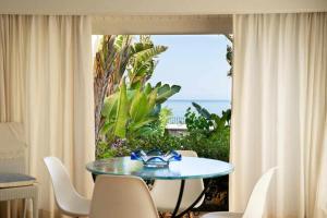 アルカモ・マリーナにあるDune Home alloggi sul mareの海の景色を望む部屋のテーブル