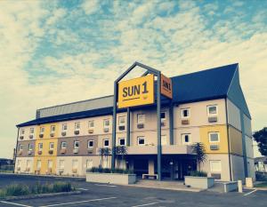 un gran edificio con un cartel que dice sol j en SUN1 Richards Bay, en Richards Bay