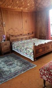 Houseboat Young Manhattan في سريناغار: غرفة نوم بسريرين وسجاده