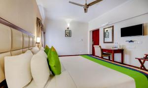 RR INN Group Of Hotels的电视和/或娱乐中心