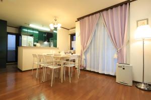 東京にあるRKT4bedroom ForFamily 30mins Shibuya and Azabuのダイニングルーム、キッチン(テーブル、椅子付)