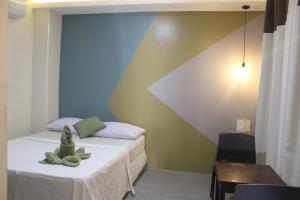 sypialnia z łóżkiem i ścianą geometryczną w obiekcie NINIE'S PLACE w mieście Puerto Princesa