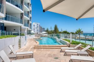Bazén v ubytování Oceans Mooloolaba nebo v jeho okolí