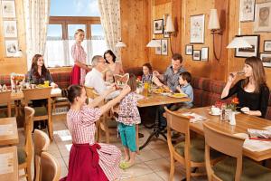 Hosté ubytování Landzeit Motor-Hotel St. Valentin + 15 fotografií