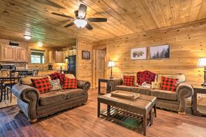 een woonkamer met banken en een plafondventilator bij Cabin with Deck and Fireplace Less Than 3 Mi to Dollywood! in Pigeon Forge