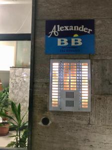 un signe pour un signe bbc sur un mur dans l'établissement B&B Alexander, à Naples