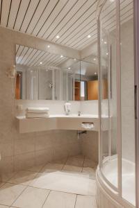 Et badeværelse på Landzeit Motor-Hotel St. Valentin