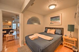 Un pat sau paturi într-o cameră la Coastal Condo Less Than 1 Mile to Everglades Natl Park!