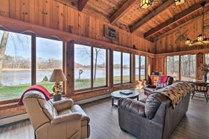 salon z kanapami i dużymi oknami w obiekcie Eagles Nest - Baraboo Cabin on Wisconsin River! w mieście Baraboo