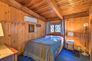 1 dormitorio con 1 cama en una cabaña de madera en Eagles Nest - Baraboo Cabin on Wisconsin River! en Baraboo