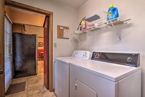eine Waschmaschine und Trockner in einer Küche neben einer Tür in der Unterkunft Firefly Cove - 3 Mi to Parkway and National Park! in Sevierville + 18 Fotos