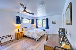 - une chambre avec un lit et une table avec une caméra dans l'établissement Bright Hideaway with Fire Pit Golf, Ski and Hike, à Mountainaire