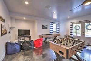Televisyen dan/atau pusat hiburan di Mtn-View Cabin with Game Room and Deck in Flagstaff
