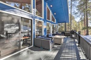 Balkoni atau teres di Mtn-View Cabin with Game Room and Deck in Flagstaff