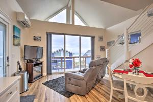 亚查茨Peaceful Winter Retreat Oregon Coastline Beach!的带沙发、桌子和电视的客厅
