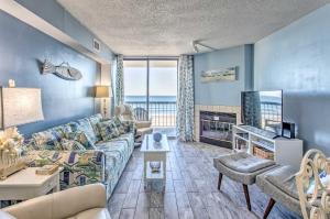 Luxury Myrtle Beach Condo Oceanfront with Hot Tub! في ميرتل بيتش: غرفة معيشة مع أريكة وتلفزيون