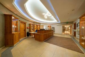 Lobby alebo recepcia v ubytovaní Dolomiten Residenz - Sporthotel Sillian + 37 fotografií