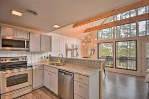 een keuken met witte kasten en een groot raam bij Designer Retreat with Pool, Golf and Beach Access! in Salem