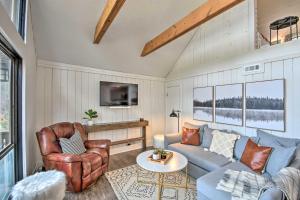 een woonkamer met een bank en een tafel bij Designer Retreat with Pool, Golf and Beach Access! in Salem