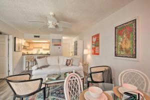 sala de estar con sofá blanco y sillas en Eco-Bungalow Condo Pensacola Beach Access!, en Pensacola Beach