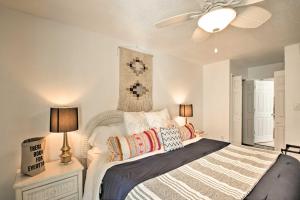Postel nebo postele na pokoji v ubytování Eco-Bungalow Condo Pensacola Beach Access!