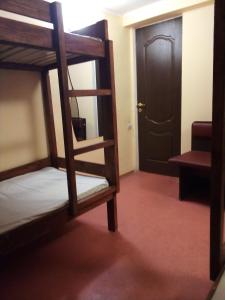 Zimmer mit 2 Etagenbetten und einer Tür in der Unterkunft Pershyy Hostel u Cherkasah in Tscherkassy