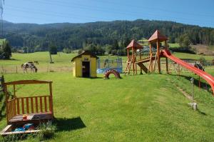 einen Spielplatz auf einem Feld mit Rutsche und Spielstruktur in der Unterkunft Bauernhaus in Kolsassberg