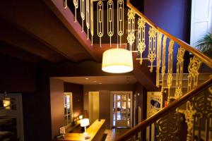 einen Kronleuchter, der von einer Treppe in einem Haus hängt in der Unterkunft La Castellana - Habitaciones y desayuno in Benassal