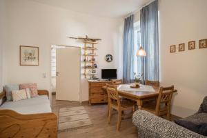 ein Wohnzimmer mit einem Esstisch und einem Schreibtisch in der Unterkunft Ferienwohnung Anna in Lindau