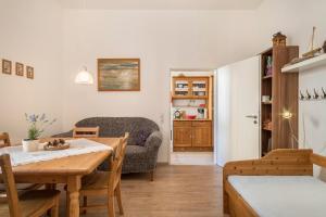 ein Wohnzimmer mit einem Tisch und einem Sofa in der Unterkunft Ferienwohnung Anna in Lindau