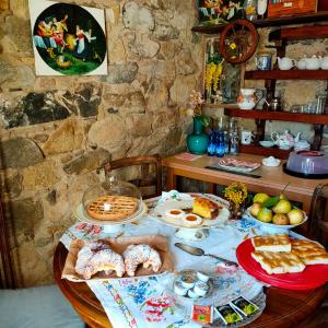 einen Tisch mit Gebäck und anderen Speisen darauf in der Unterkunft La Casa Del Sole in Sanremo