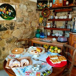 una mesa con platos de comida. en La Casa Del Sole en San Remo