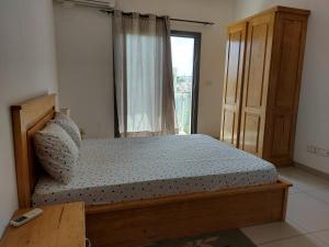 Giường trong phòng chung tại Un appartement de Standing sur la VDN