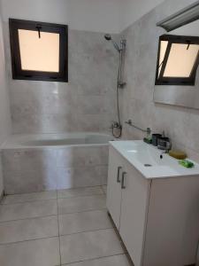 Phòng tắm tại Un appartement de Standing sur la VDN +46 ảnh