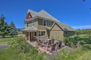 Κήπος έξω από το StoryBook Glade Historical Homestead with Views!