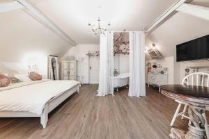 Postel nebo postele na pokoji v ubytování Resort Mlýn Černovice