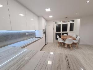 Kuchyň nebo kuchyňský kout v ubytování 104A Apartamento para 8 personas