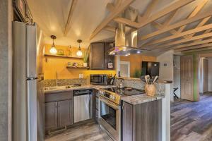 Chic Wine Country Hideaway with Hot Tub and View!