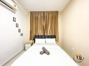 sypialnia z łóżkiem z ręcznikiem w obiekcie KSL DAYA HOT SPRING BY JK HOME w mieście Johor Bahru