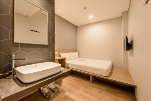 Bagno di Yellow Bee Tanah Abang
