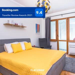 una camera da letto con un grande letto con lenzuola gialle di Designer & Luxurious, Business, One Bedroom Apartment in Top Central Sofia a Sofia