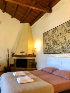 マルサラにあるLoft Garden Terre di Siciliaのベッドルーム1室(ベッド1台、タオル2枚付)