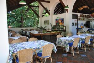 Um restaurante ou outro lugar para comer em Hotel 7 Colinas