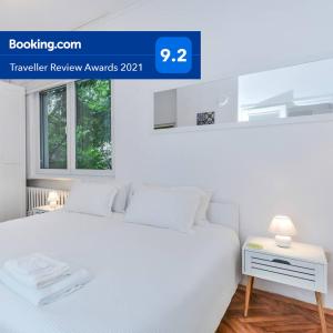 - une chambre blanche avec un lit blanc et une table de chevet dans l'établissement The Charming Home - One Bedroom TOP Central Apartment, à Sofia