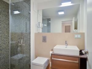 ein Bad mit einem Waschbecken, einer Dusche und einem WC in der Unterkunft Dünenresidenz Prora - 1-Raum-Ferienwohnung mit Meerblick, 1 Schlafzimmer und Balkon NP-515 in Binz