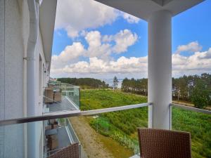 einen Balkon mit Blick auf ein Feld in der Unterkunft Dünenresidenz Prora - 1-Raum-Ferienwohnung mit Meerblick, 1 Schlafzimmer und Balkon NP-515 in Binz